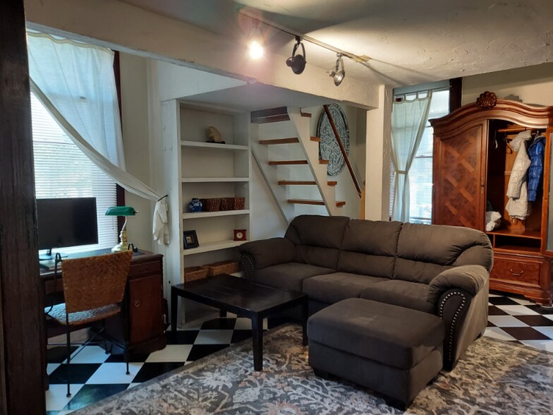 Building Photo - 334 E Mulberry St