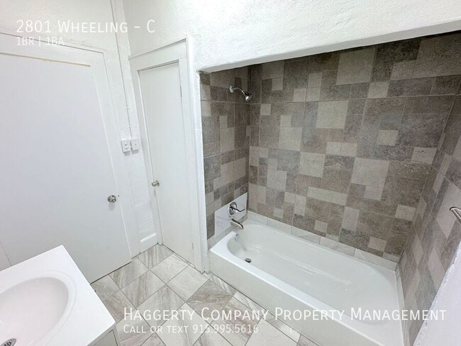 Building Photo - 2801 Wheeling-C