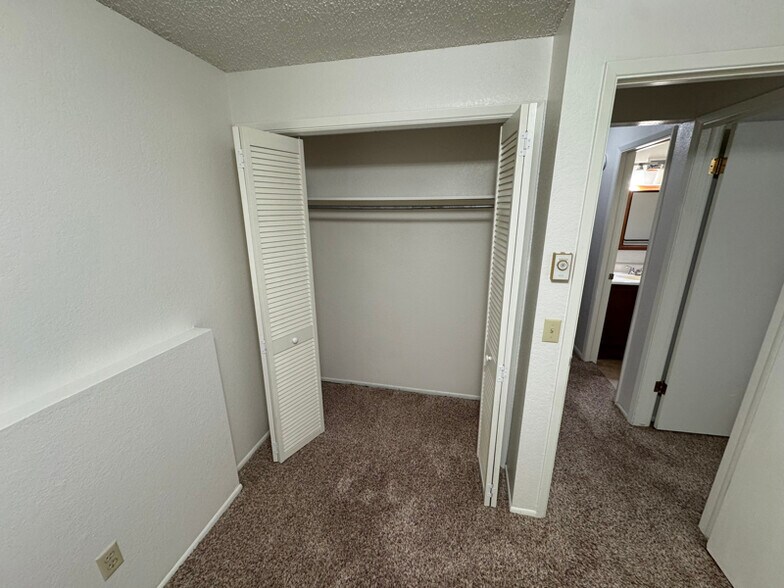 Building Photo - 4913-4915 N Drury Rd