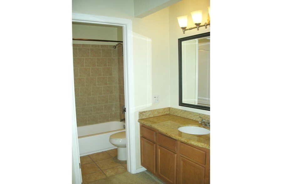 2nd Full bathrom - 615 Fredricks Ave
