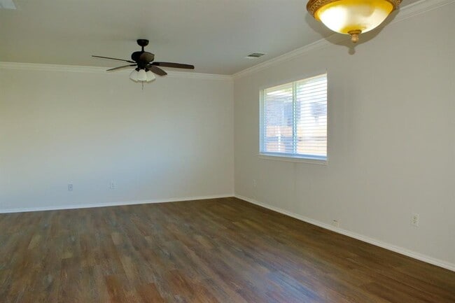 Building Photo - 1708 Darjeeling Dr