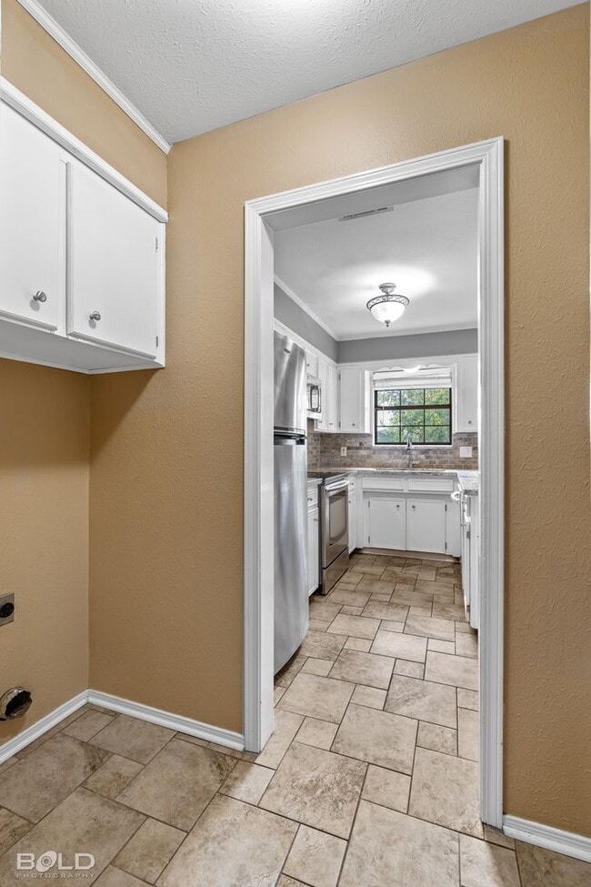 Building Photo - Check Out This 3 Bedroom 2 Bath Close to B...