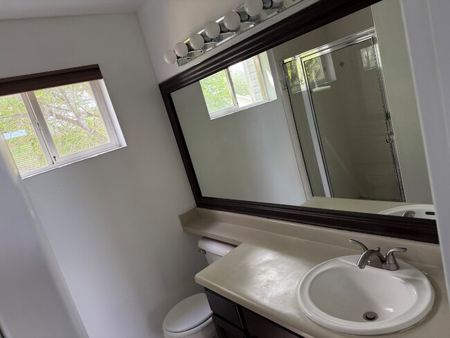 Building Photo - 799 Country Club Dr