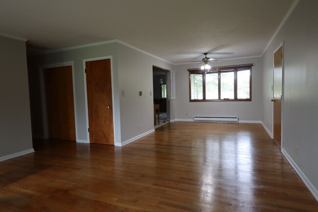 Building Photo - Three Bedroom Single Family Home in the Co...