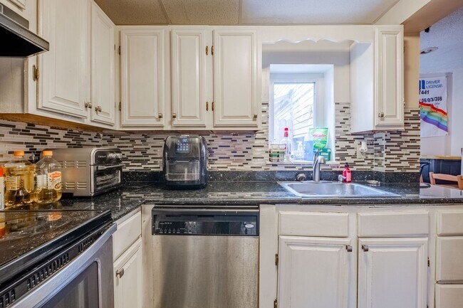 Building Photo - Amazing South Side Flats luxury remodel