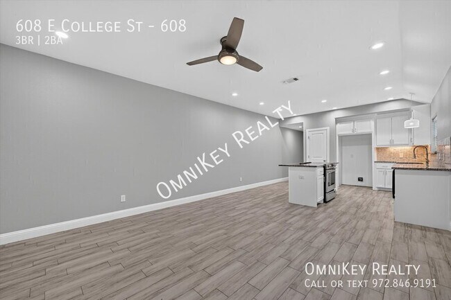 Building Photo - 608 E College St
