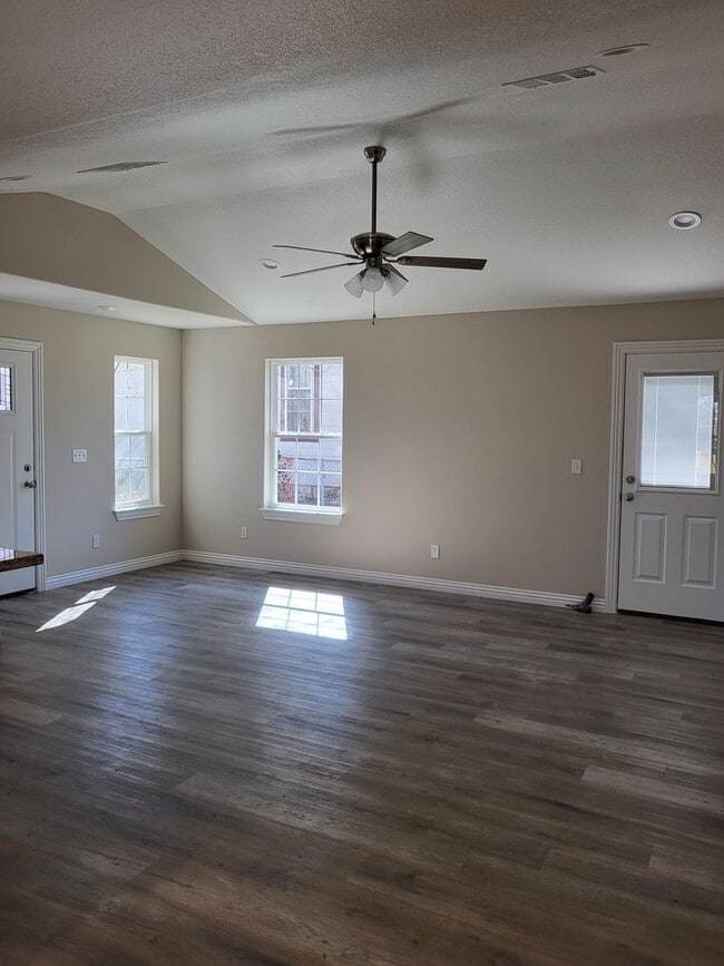 Building Photo - 3 bedroom, 2 bath house in Webb City!
