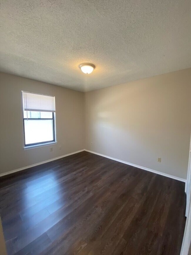 Building Photo - Great Duplex! 2 Bed, 1 Bath