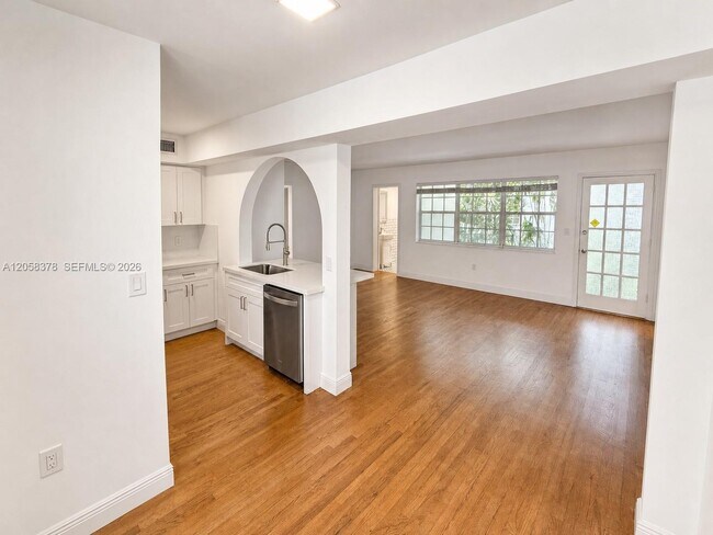 Building Photo - 1561 West Ave