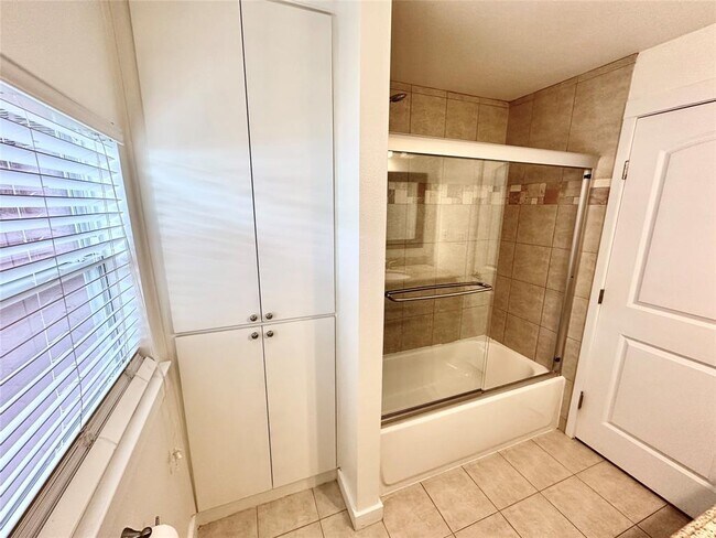 Building Photo - 2103 E 16th St