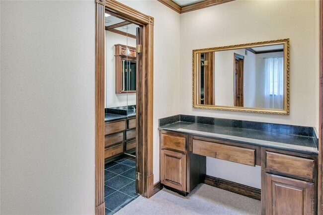 Building Photo - 452 N Post Oak Ln