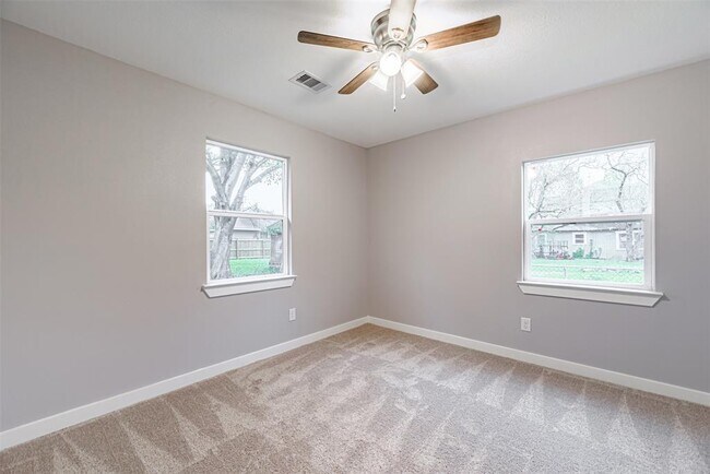 Building Photo - 4909 Higgins St