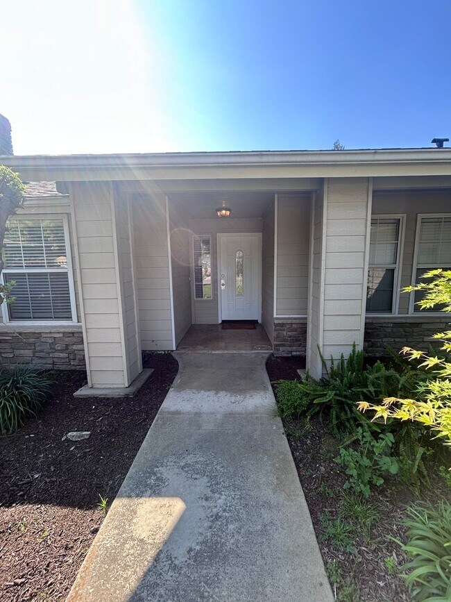 Building Photo - Now Available! 3 Bedroom Home in North West Visalia!