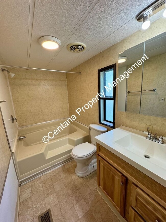 Building Photo - 3 Bedroom 2 Bath Home
