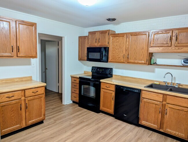 Building Photo - 102 Piedmont Cir
