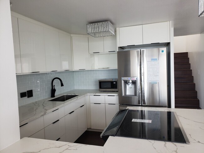 Building Photo - Beautifully Renovated 2 bedroom Penthouse ...