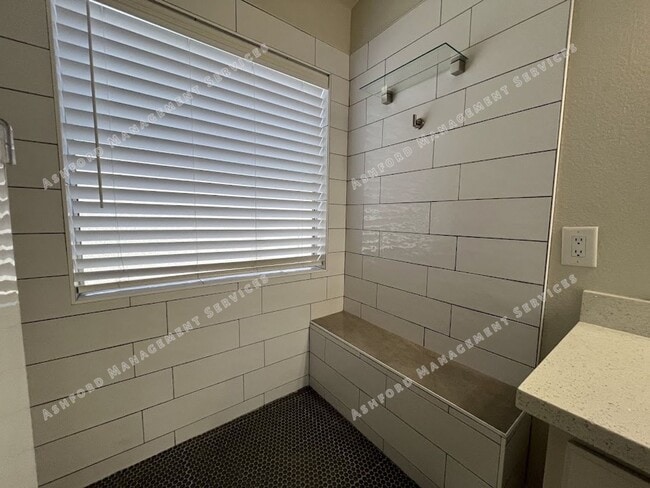 Building Photo - BEAUTIFUL 3 BEDROOM 2 BATHROOM HOME IN PEORIA