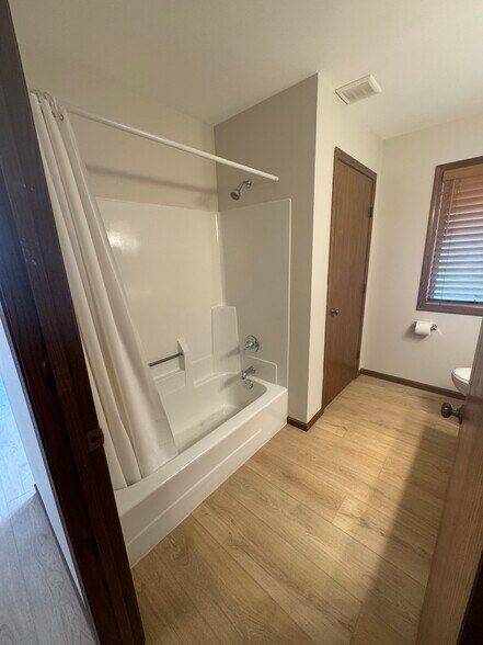 Full Bathroom - 18 Stonehaven Dr
