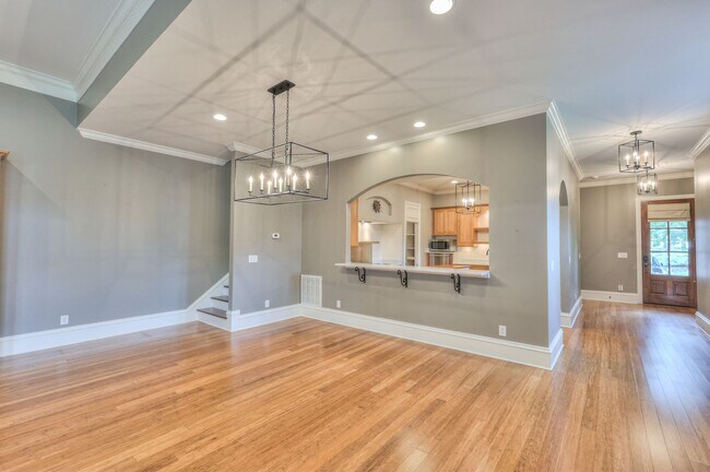 Building Photo - Stunning Executive Townhome in the Heart o...
