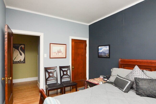 Building Photo - 1408 W Rosemont Ave