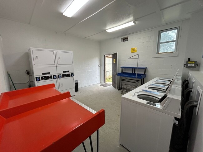 Building Photo - 5889 Lone Oak Dr SW