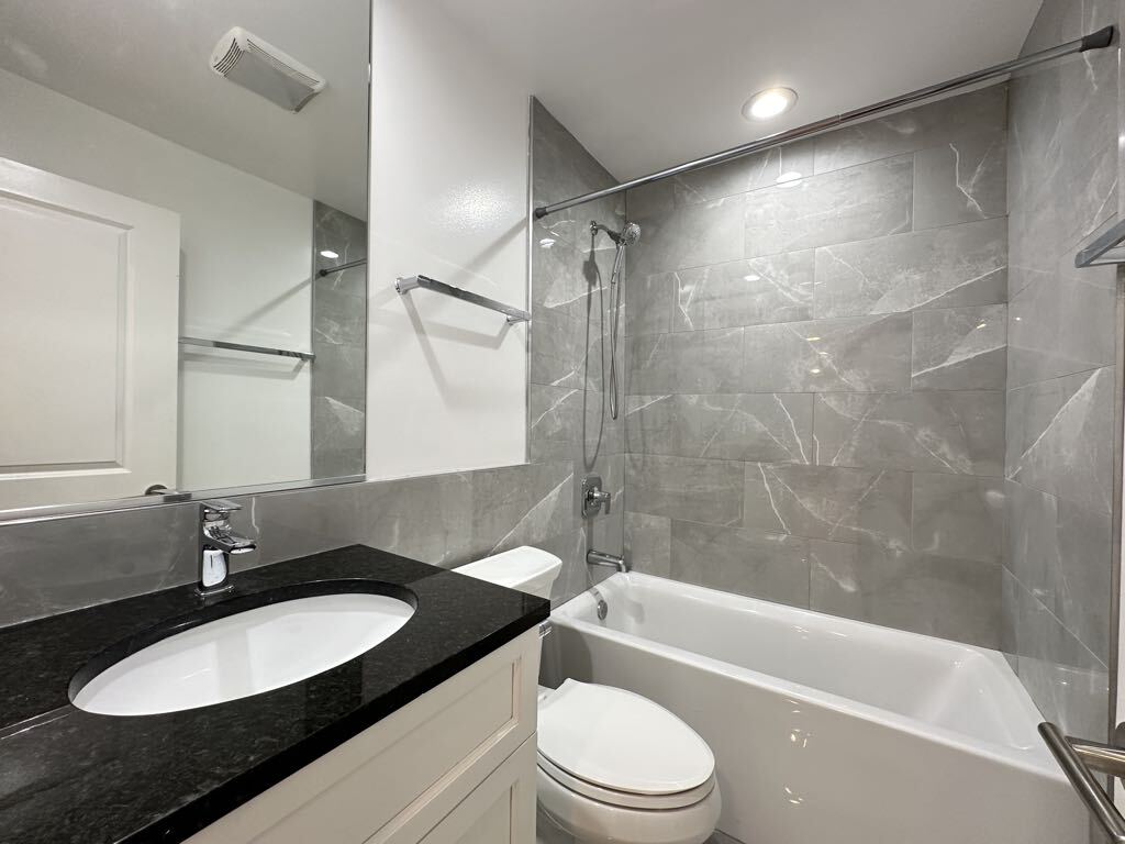 Building Photo - 6954 N Sheridan Rd