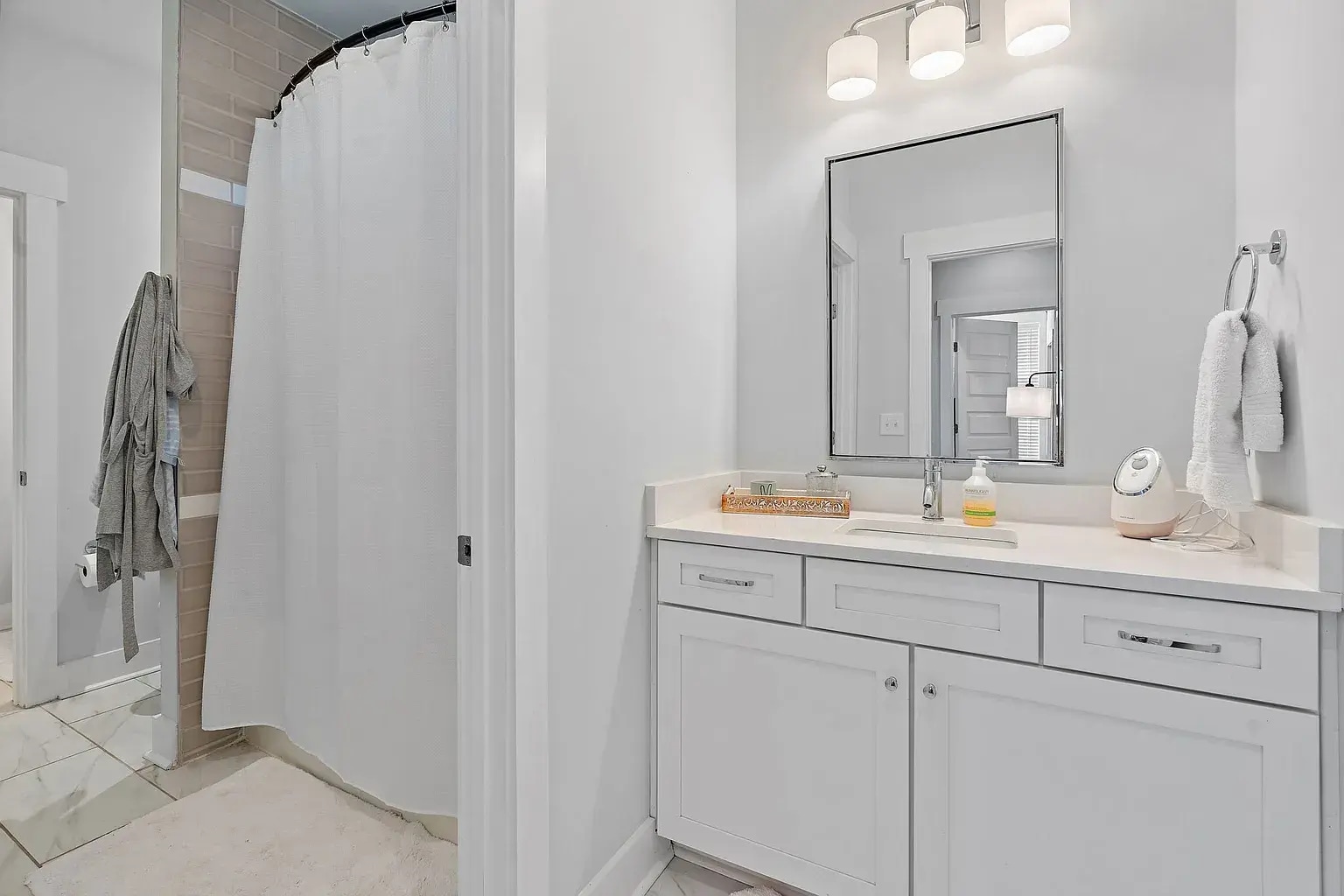2nd Fl - Jack & Jill Bathroom - 1112A McGavock Pike