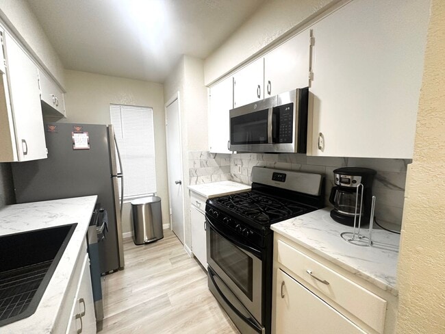 Building Photo - 2 bed 1 bath on Emerald Forest