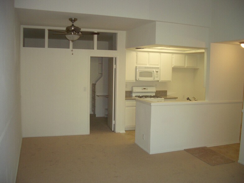 Building Photo - 7211 Cozycroft Ave