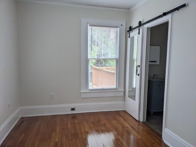 Building Photo - 323 S Hampton Dr