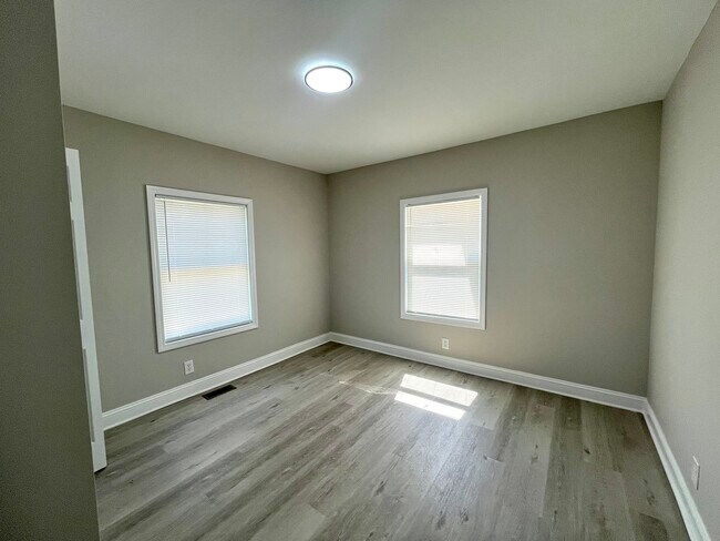 Building Photo - 812 Evening Shade Ln