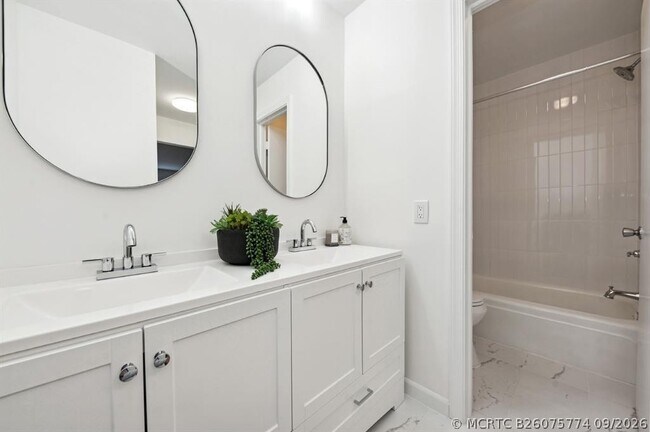 Building Photo - 6449 Bay Club Dr