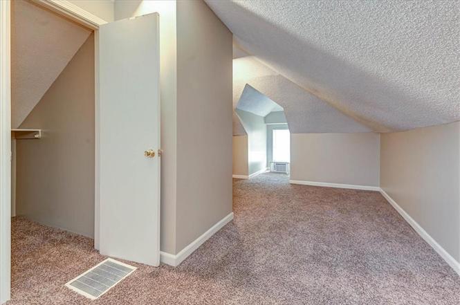 second floor bedroom with walking closet - 820 S Cottage St