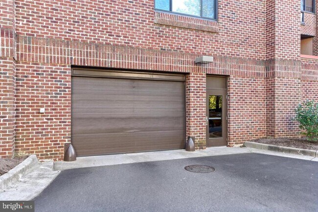 Building Photo - 11500 Fairway Dr