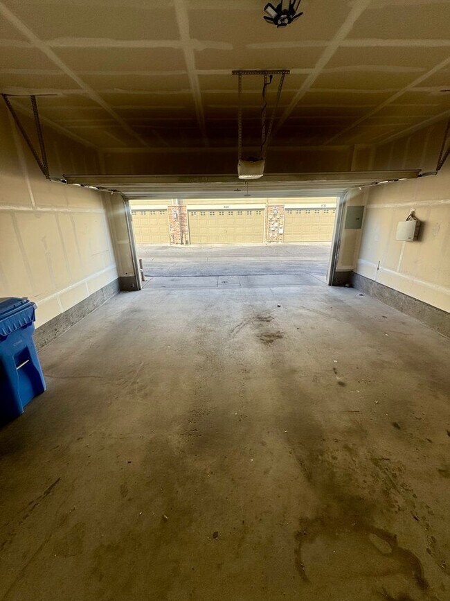 Building Photo - Updated Townhome in North Colorado Springs