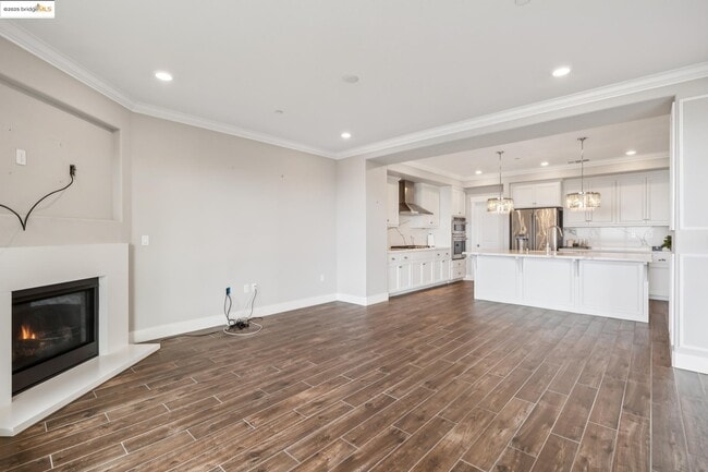 Building Photo - 6733 Skyview Dr