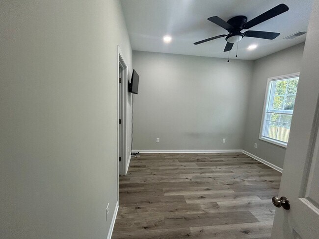Building Photo - $1995  a Month For Lovely Duplex in Historic Melrose Heights