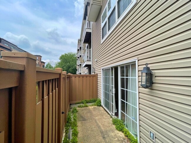 Building Photo - Beautiful 2BR, 2.5BA Townhouse Style Condo Near Old Town Alexandria