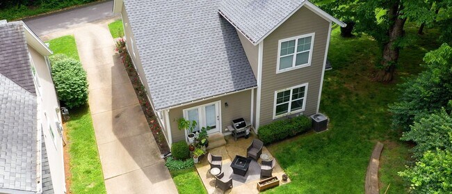 Building Photo - 3 Bed/4.5 Bath Crescent Hill Charmer with 2 Car Garage