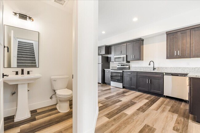 Building Photo - Stunning New Townhome in Gresham - 2 Months Free!