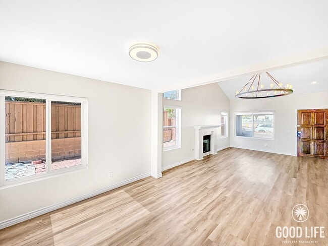 Building Photo - Modern Living Meets Prime Location in Sorr...