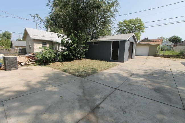 Building Photo - Large 5 Bedroom Home! Available Now.  Plen...