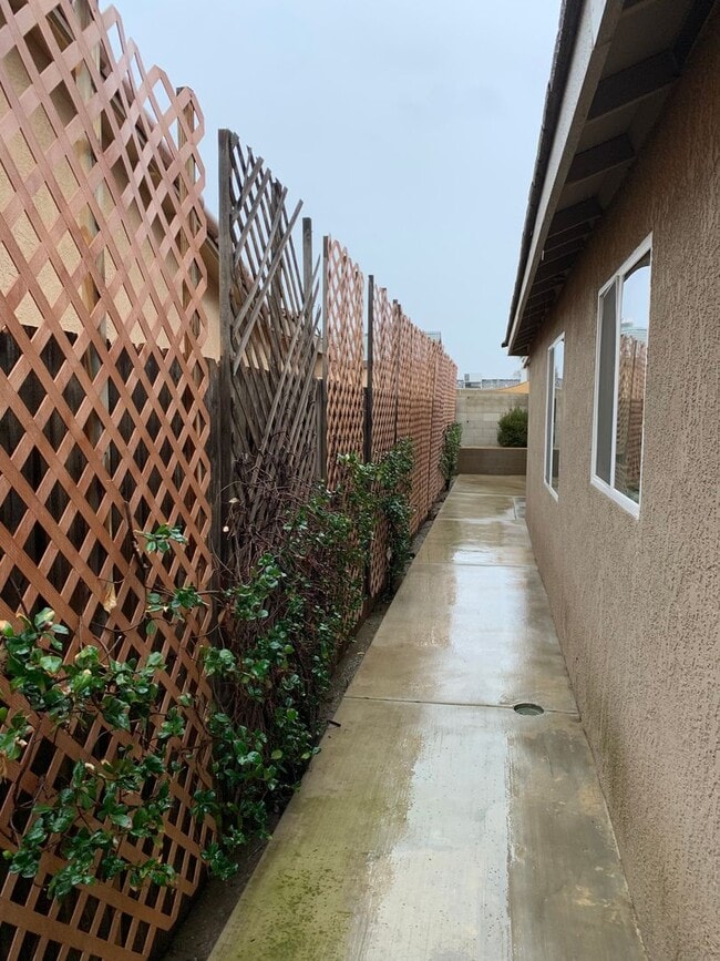 Building Photo - 3 Bedroom 2 Bath Home