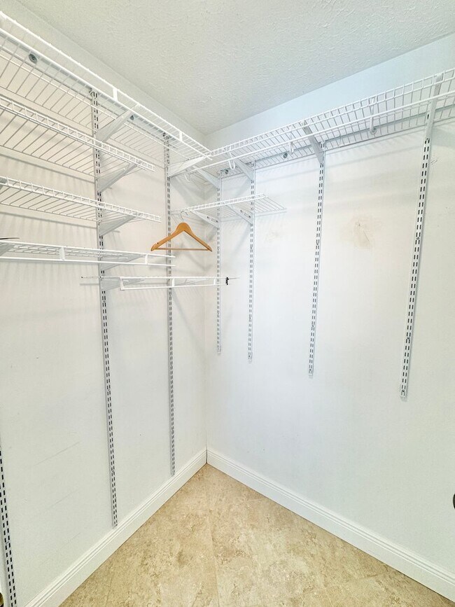 Building Photo - ** BERKSHIRE LAKES ** 3 BED + DEN / 2.5 BA...