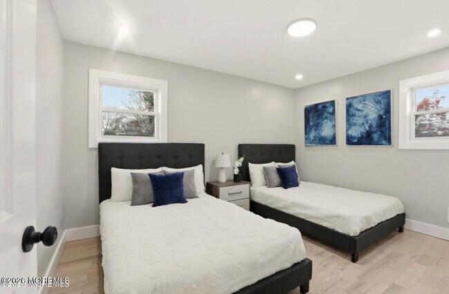 Building Photo - 112 Manhattan St