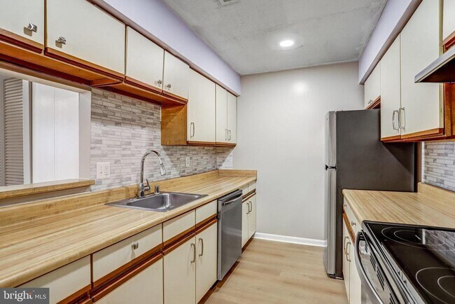 Building Photo - 1603 Carriage House Terrace