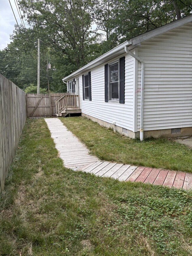 Building Photo - 409 Spruce Ave