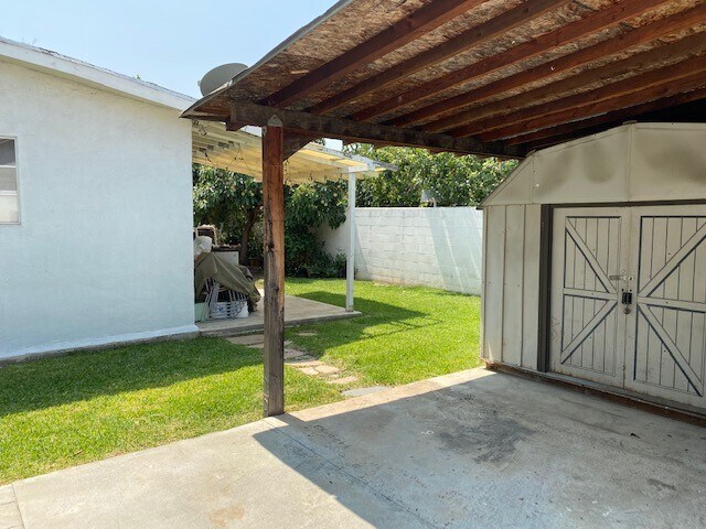 Side view front-storage - 516 El Monte St