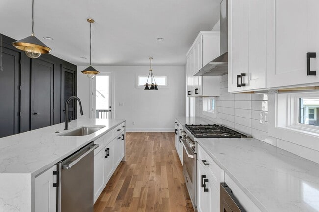 Building Photo - Stunning 4 Bedroom Home w/ Rooftop Deck Close to Downtown Nashville