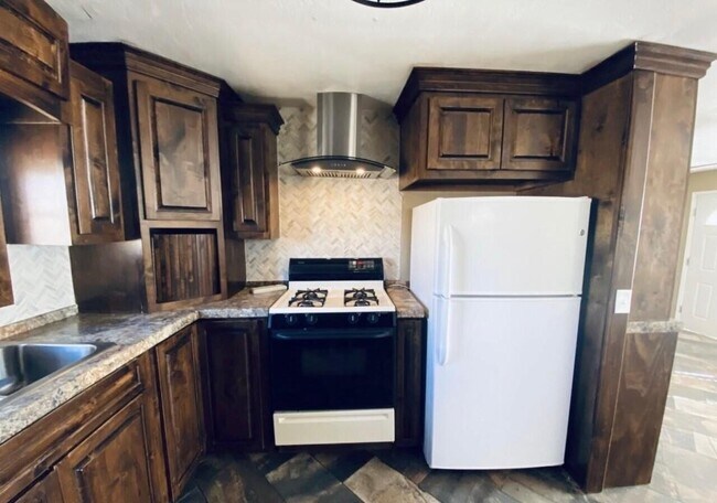 Building Photo - 1522 E 9th St